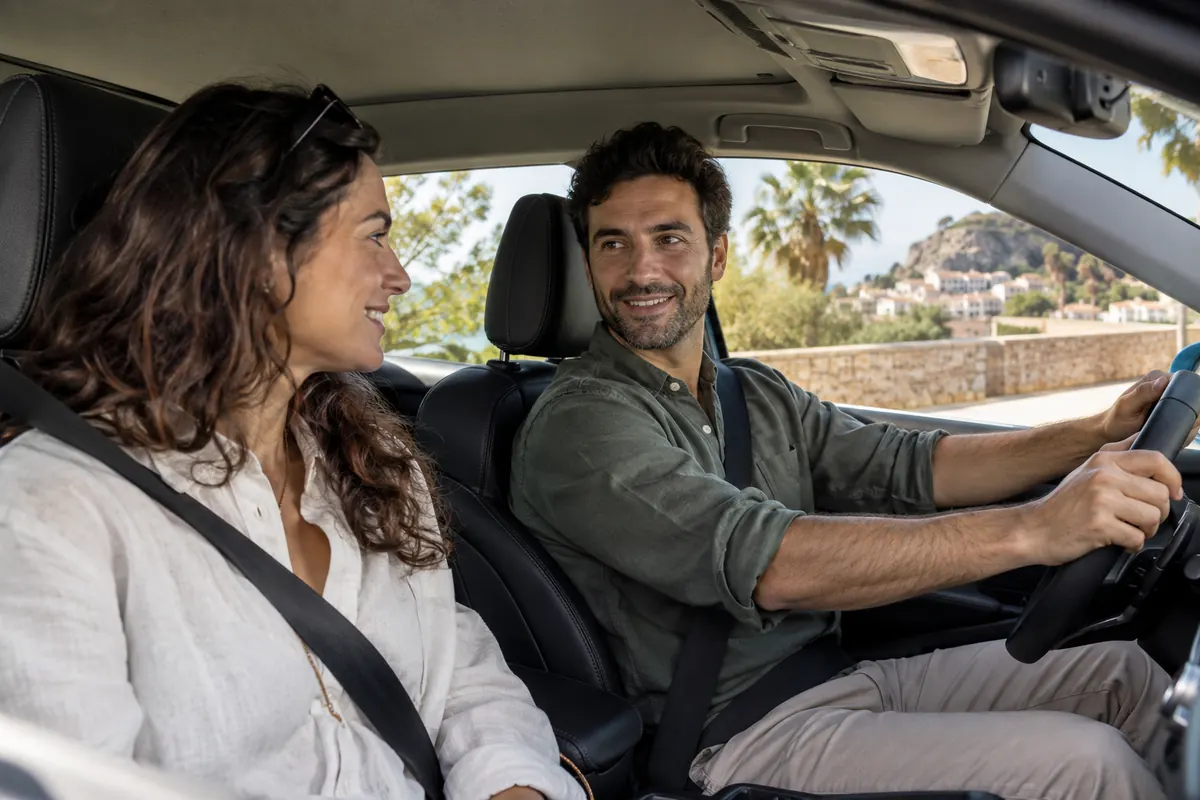 Dos personas en un coche estacionado