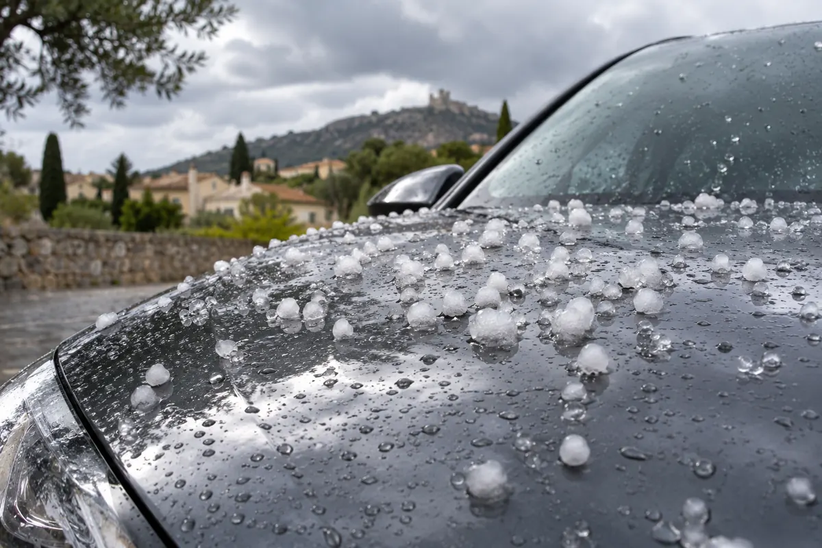 Granizo sobre la carrocería de un coche